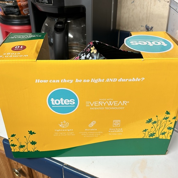 Women’s Totes brand clogs size 10 - Picture 2 of 3